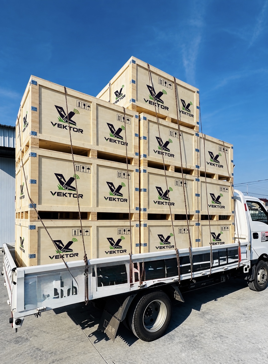 Casse VEKTOR imballate e pronte alla spedizione su camion