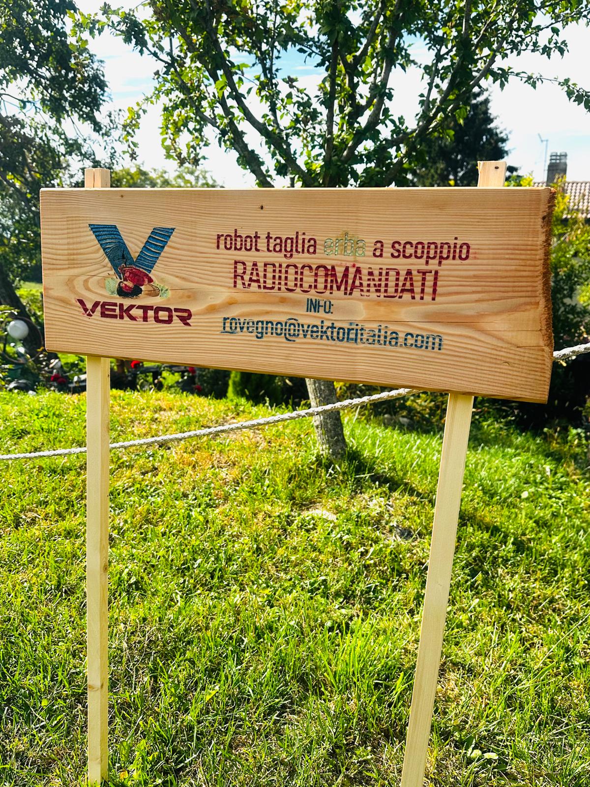 Insegna VEKTOR in legno sul terreno della dimostrazione
